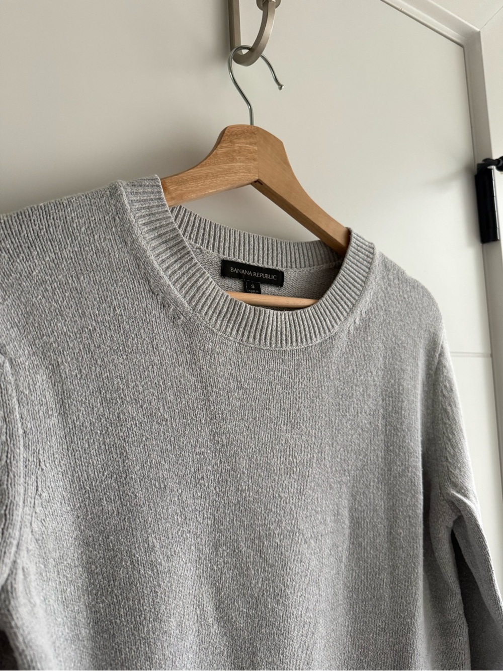 Banana Republic Women’s Heather Light Gray Crewneck Sweater